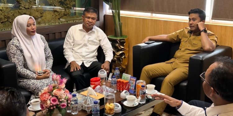 Bidan Dona dinobatkan sebagai Nakes teladan.[foto : ist]