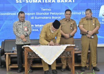 Gubernur Sumbar, Mahyeldi saat menandatangani dokumen.[foto : ist]