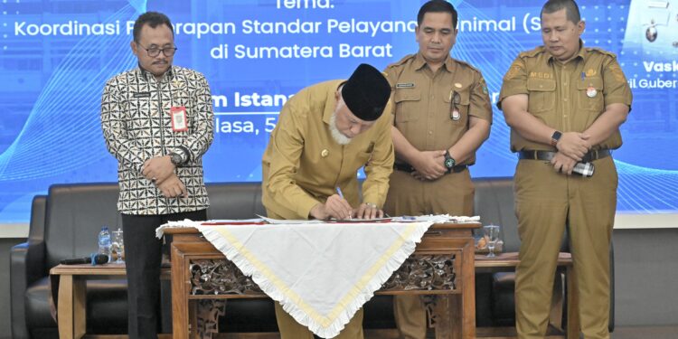 Gubernur Sumbar, Mahyeldi saat menandatangani dokumen.[foto : ist]