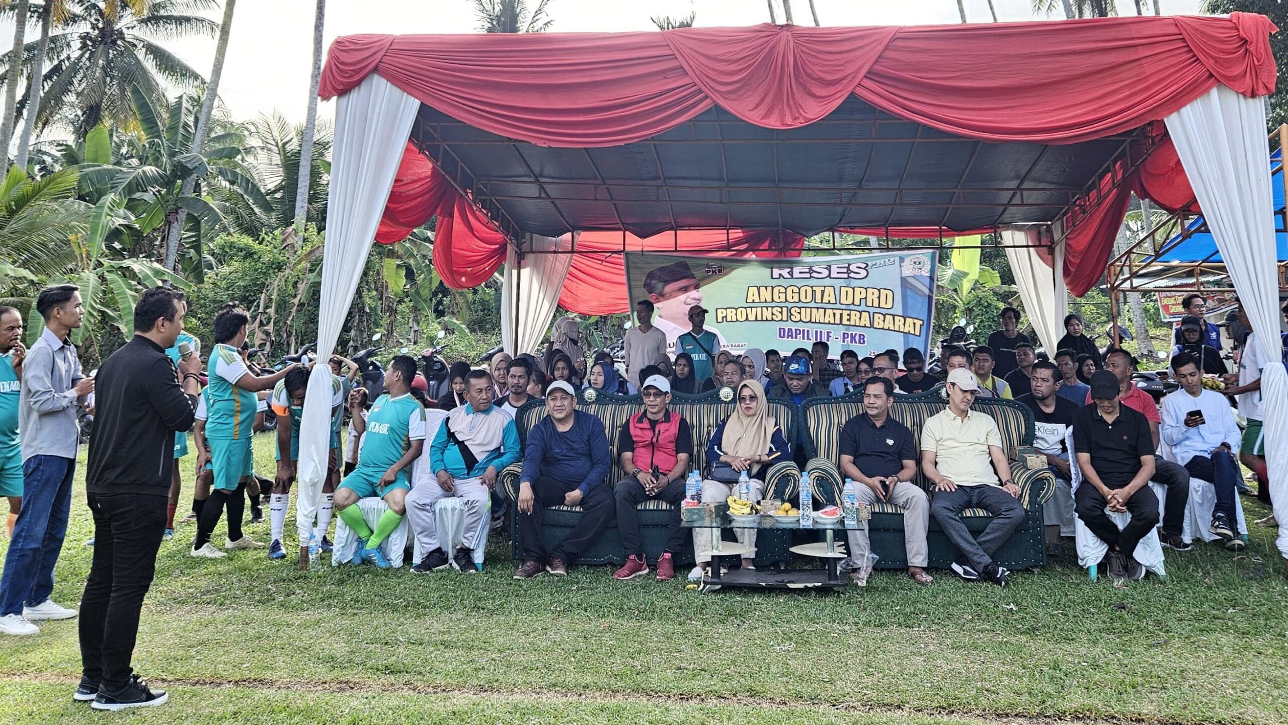 Anggota DPRD Sumbar, Firdaus saat reses.[foto : ist]