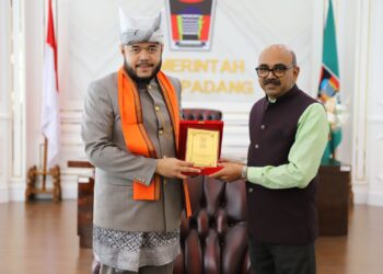 Wali Kota Padang Fadly Amran bersama Konsulat Jenderal India Mr. Ravi Shanker Goel di Kantor Balaikota Padang.[foto : ist]
