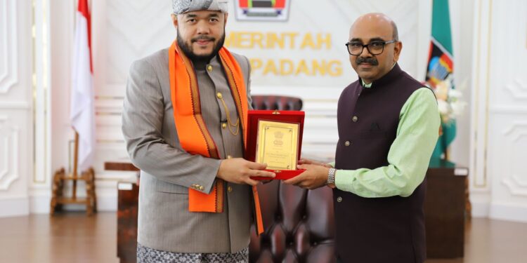 Wali Kota Padang Fadly Amran bersama Konsulat Jenderal India Mr. Ravi Shanker Goel di Kantor Balaikota Padang.[foto : ist]