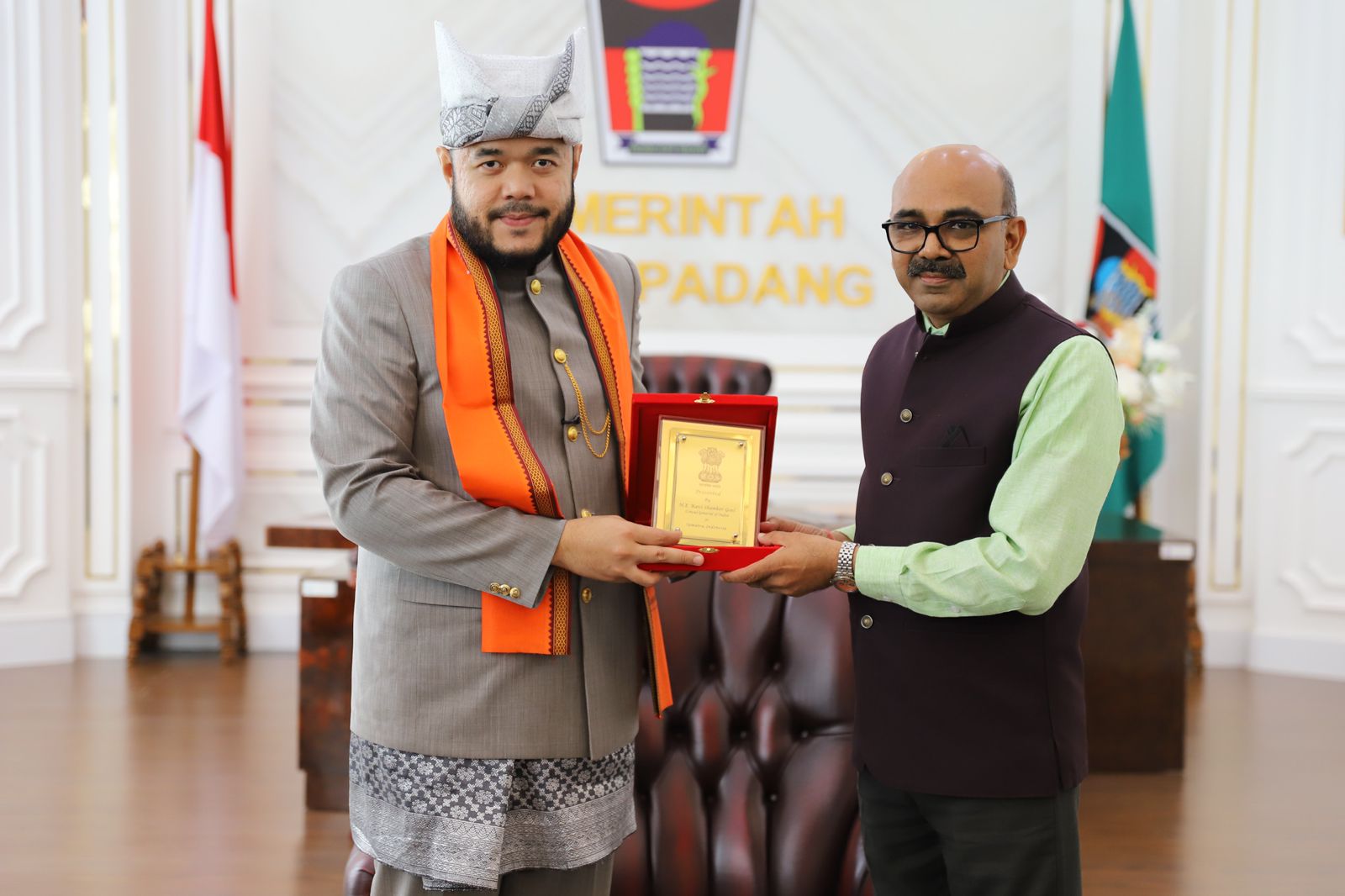 Wali Kota Padang Fadly Amran bersama Konsulat Jenderal India Mr. Ravi Shanker Goel di Kantor Balaikota Padang.[foto : ist]