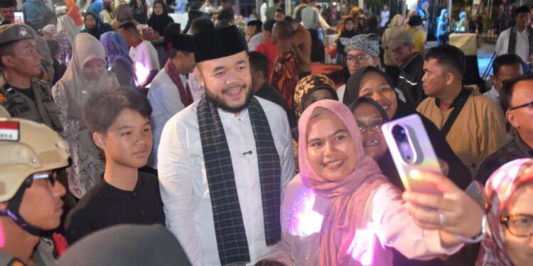 Fadly Amran berfoto dengan masyarakat.[foto : ist]