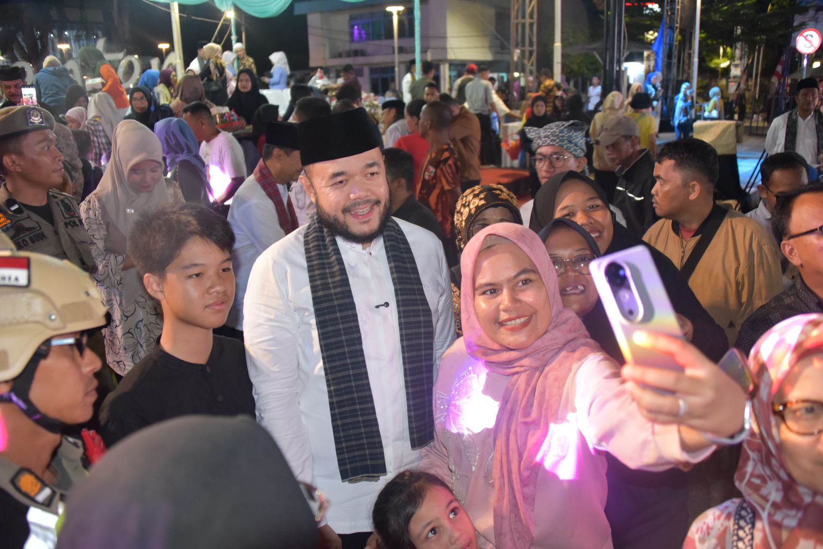 Fadly Amran berfoto dengan masyarakat.[foto : ist]