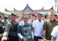 Wakil Menteri Ketenagakerjaan RI, Immanuel Ebenezer dan Wakil Gubernur Sumatera Barat, Vasko Ruseimy temui buruh PT Bumi Sarimas.[foto : ist]