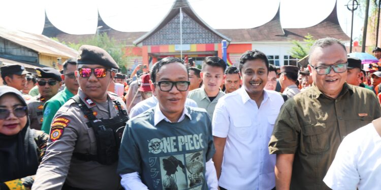 Wakil Menteri Ketenagakerjaan RI, Immanuel Ebenezer dan Wakil Gubernur Sumatera Barat, Vasko Ruseimy temui buruh PT Bumi Sarimas.[foto : ist]