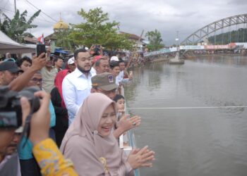 Wali Kota Padang, Fadly Amran berada di tengah kerumunan warga saat menyaksikan lomba selaju sampan.[foto : ist]