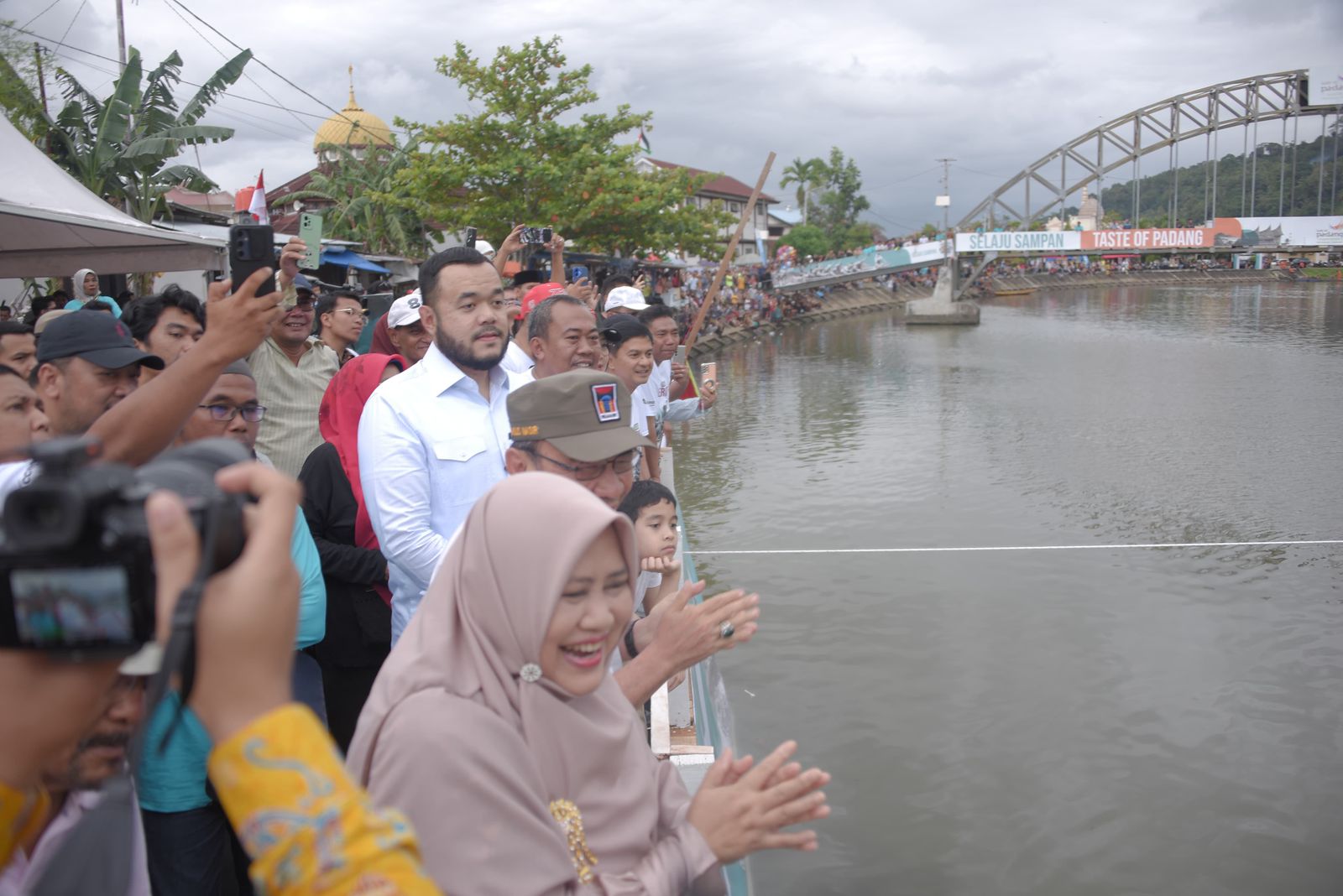 Wali Kota Padang, Fadly Amran berada di tengah kerumunan warga saat menyaksikan lomba selaju sampan.[foto : ist]