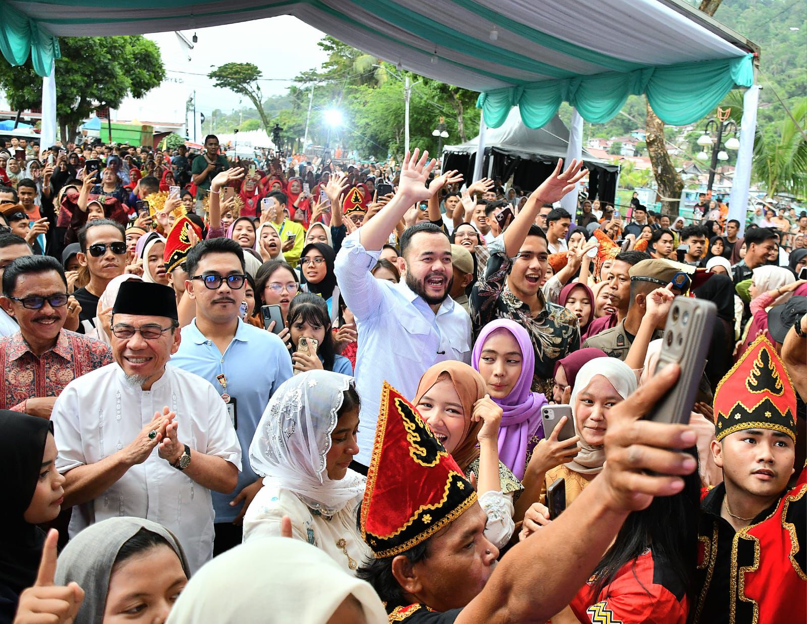 Wali Kota Padang, Fadly Amran saat mengikuti keseruan karnaval Kota Tua. [foto : ist]