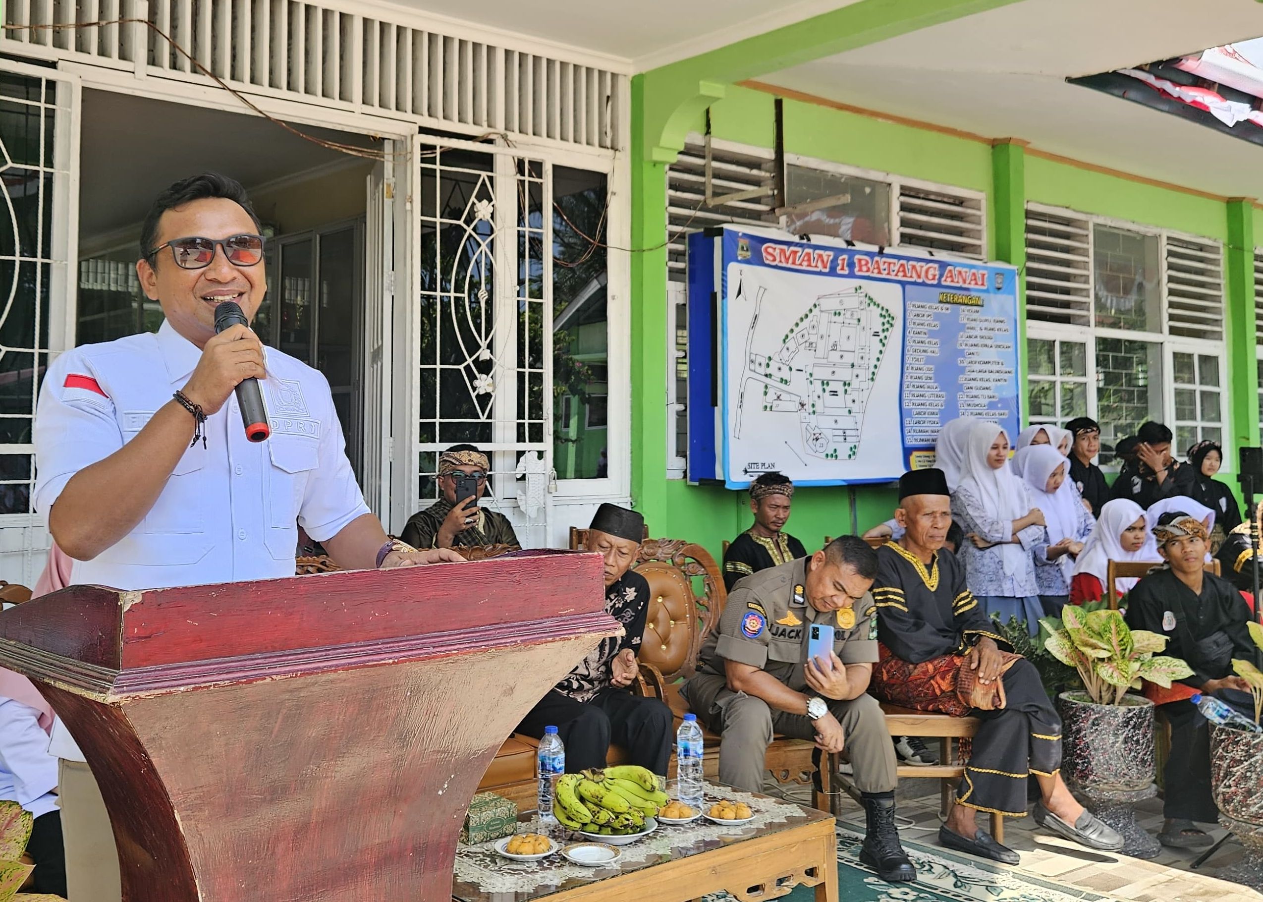 Anggota DPRD Sumbar, Firdaus saat memberikan sambutan pada peresmian silek tradisinal Minangkabau sebagai ekskul di SMAN 1 Batang Anai.[foto : Sci/yrp]