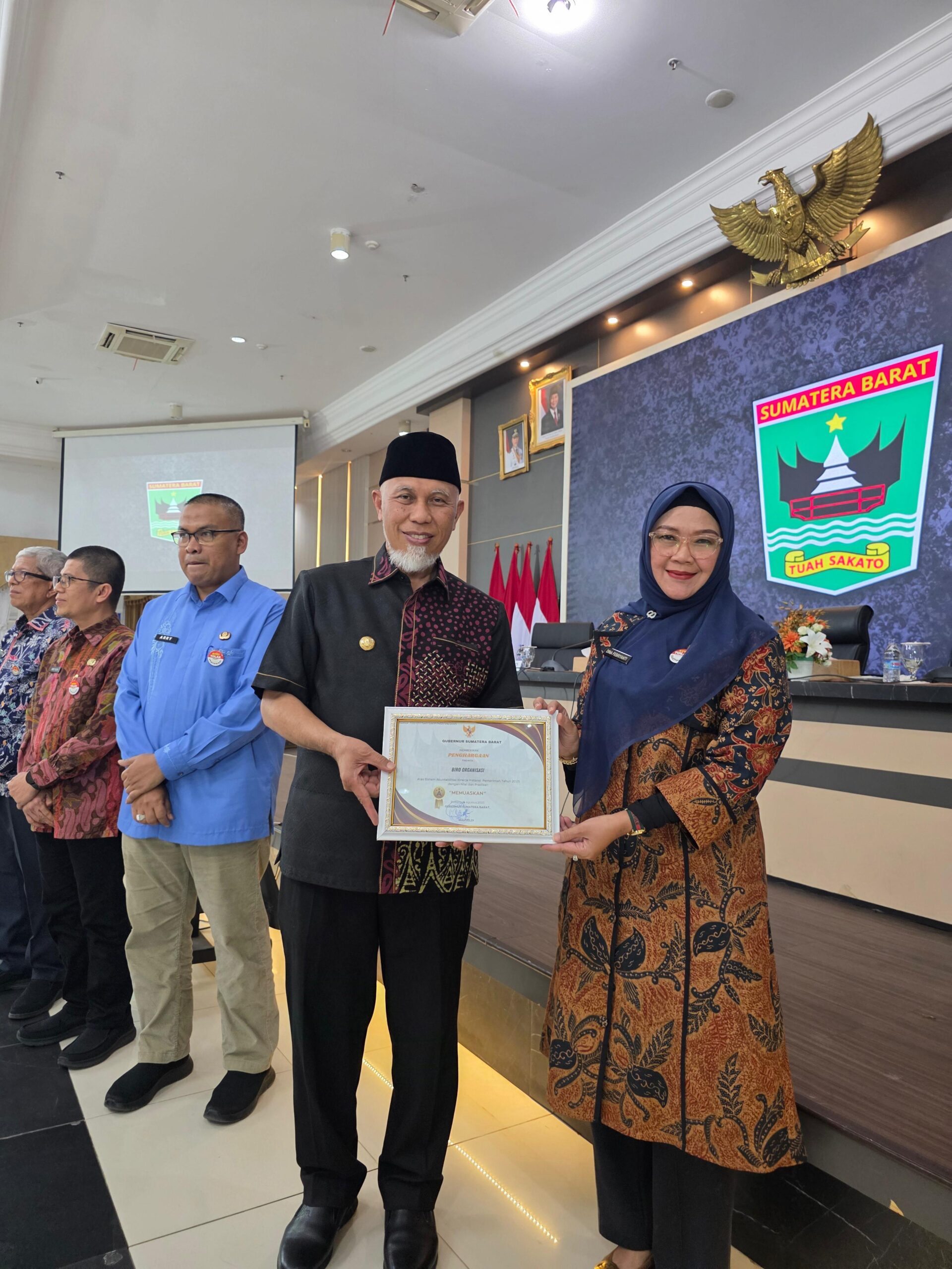 Biro organisasi Setdaprov Sumbar terima 2 penghargaan.[foto : ist]