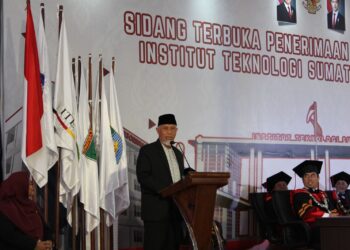 Mahyeldi saat memberikan orasi ilmiah pada Sidang Penerimaan Mahasiswa Baru ITERA.[foto : ist]