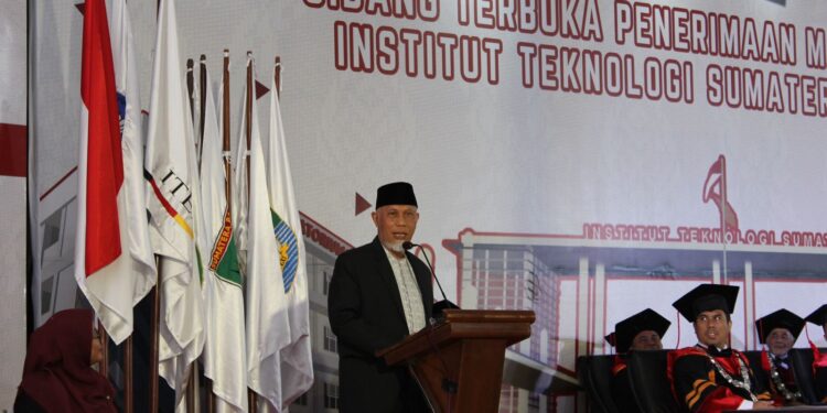 Mahyeldi saat memberikan orasi ilmiah pada Sidang Penerimaan Mahasiswa Baru ITERA.[foto : ist]