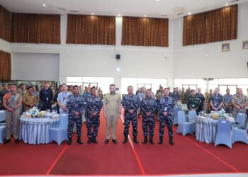 Wali Kota Padang, Fadly Amran foto bersama dengan rombongan AAL dan APCS.[foto : ist]