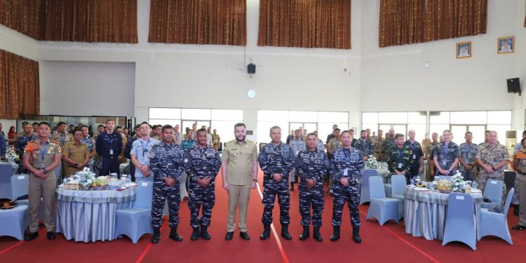 Wali Kota Padang, Fadly Amran foto bersama dengan rombongan AAL dan APCS.[foto : ist]