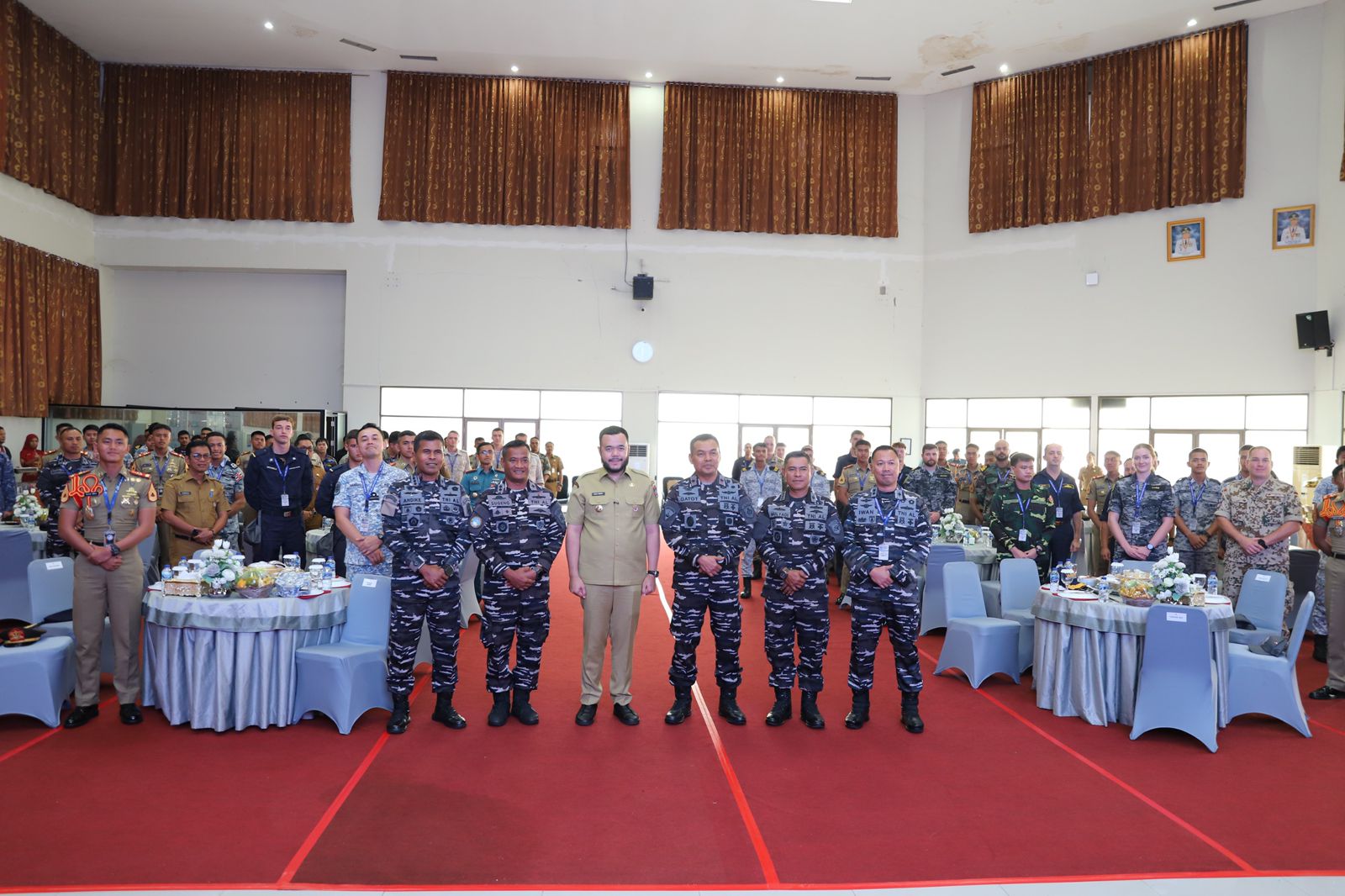 Wali Kota Padang, Fadly Amran foto bersama dengan rombongan AAL dan APCS.[foto : ist]