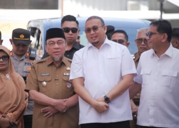 Wakil Wali Kota Padang Maigus Nasir dampingi Wakil Ketua Komisi VI DPR-RI Andre Rosiade, meninjau pelaksanaan Program Nasional Makan Bergizi Gratis (MBG) di SDN 24 Ujung Gurun.[foto : ist]