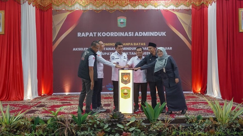 Bupati dan Wabup Solok launching inovasi JELAJAH 1302 yang digagas Disdukcapil Kabupaten Solok. (Foto: Ist)