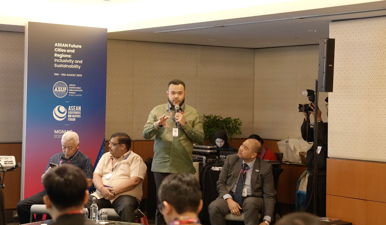 Wali Kota Padang Fadly Amran, menjadi pembicara di ASEAN Governors and Mayors Forum di Kuala Lumpur Convention Centre.[foto : ist]