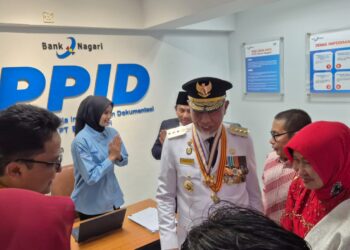 Gubernur Sumbar, Mahyeldi saat meresmikan ruang PPID Bank Nagari.[foto : ist]