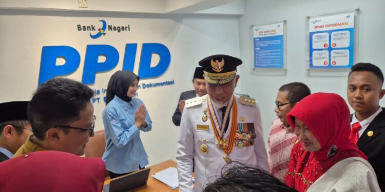 Gubernur Sumbar, Mahyeldi saat meresmikan ruang PPID Bank Nagari.[foto : ist]