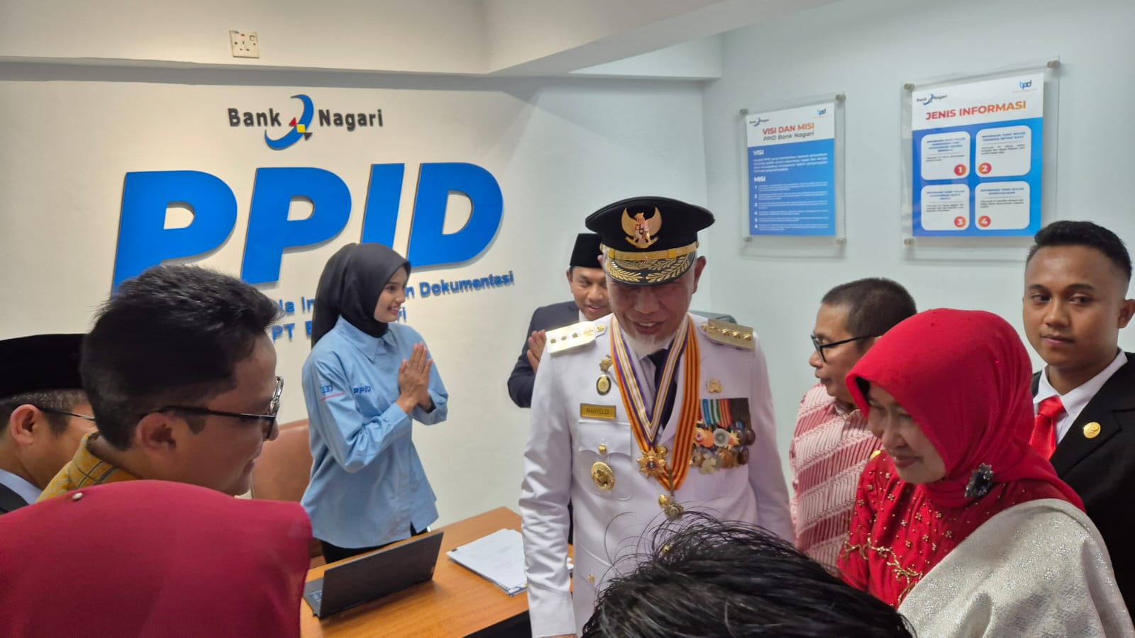 Gubernur Sumbar, Mahyeldi saat meresmikan ruang PPID Bank Nagari.[foto : ist]