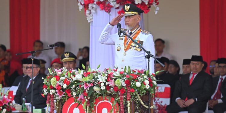 Gubernur Sumbar, Mahyeldi saat menjadi Inspektur upacara HUT RI ke-80.[foto : ist]