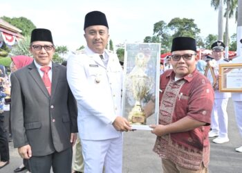 Penghargaan tokoh.[foto : ist]