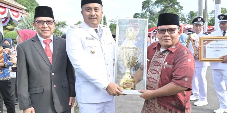 Penghargaan tokoh.[foto : ist]