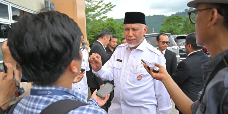 Gubernur Sumbar, Mahyeldi saat wawancara dengan media.[foto : ist]