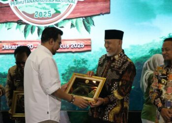 Gubernur Sumbar terima penghargaan.[foto : ist]