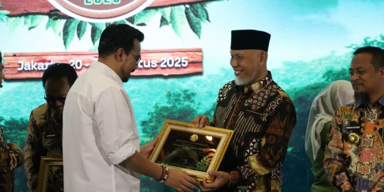 Gubernur Sumbar terima penghargaan.[foto : ist]