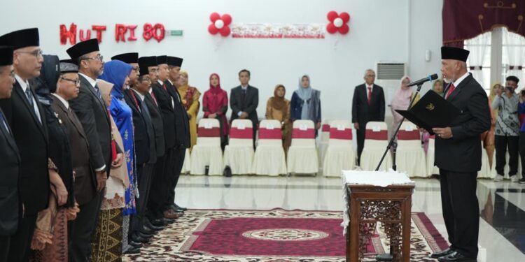 Mahyeldi saat melantik pejabat pimpinan tingkat pertama.[foto : ist]