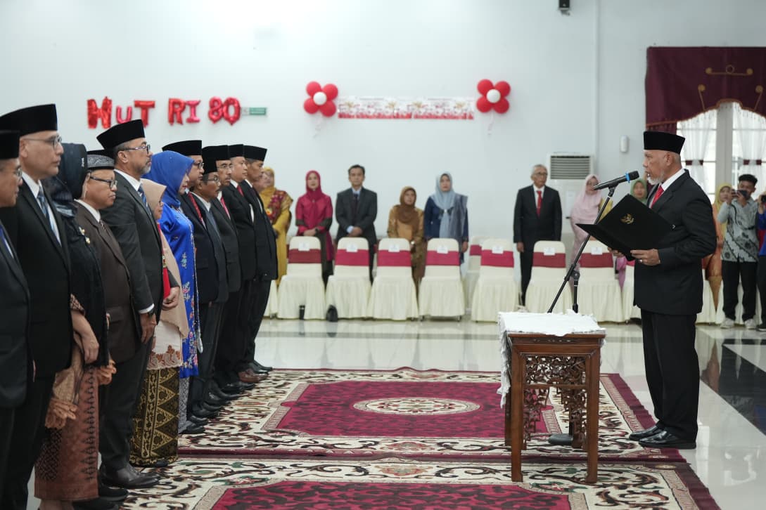 Mahyeldi saat melantik pejabat pimpinan tingkat pertama.[foto : ist]