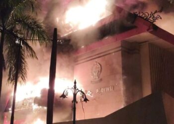 Setelah DPRD Makassar Dibakar, Kini Gedung DPRD Sulsel Ikut Hangus Terbakar