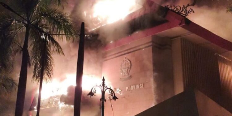 Setelah DPRD Makassar Dibakar, Kini Gedung DPRD Sulsel Ikut Hangus Terbakar