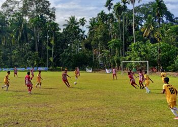 Suasana pertandingan sepak bola saat PSP Padang berhadapan dengan PSLA Sicincin di Lapangan Gelora Puabu Sicincin. Sabtu(2/8) [foto : Sci/yrp]