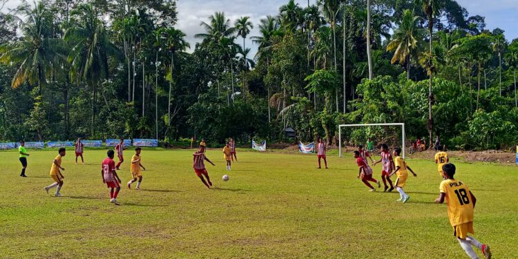 Suasana pertandingan sepak bola saat PSP Padang berhadapan dengan PSLA Sicincin di Lapangan Gelora Puabu Sicincin. Sabtu(2/8) [foto : Sci/yrp]