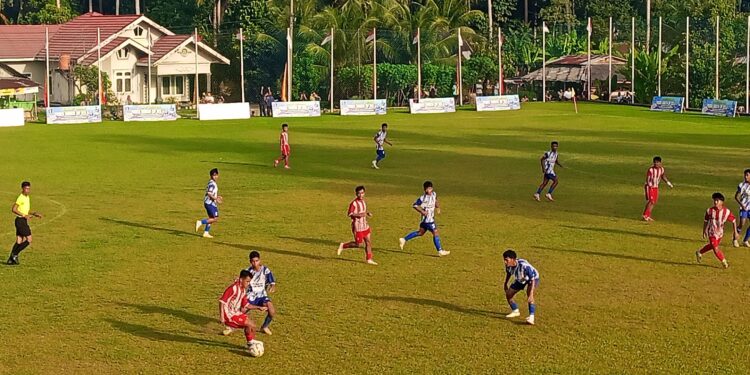Pemain PSP Padang saat hendak melakukan penyerangan ke daerah Kompak FC. Minggu, (3/8) [foto : sci/yrp]