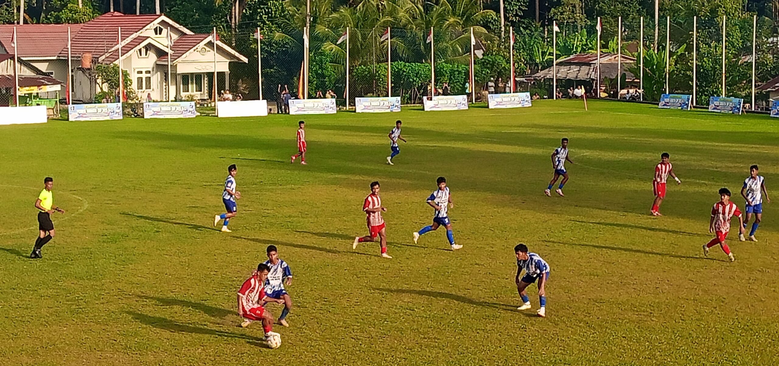 Pemain PSP Padang saat hendak melakukan penyerangan ke daerah Kompak FC. Minggu, (3/8) [foto : sci/yrp]