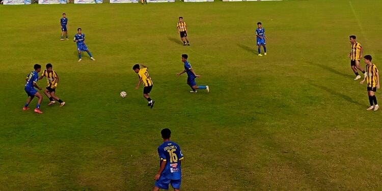 Pemain PSP Padang saat menekan daerah pertahanan Exellent FC. Minggu, (3/8) [foto : sci/yrp]