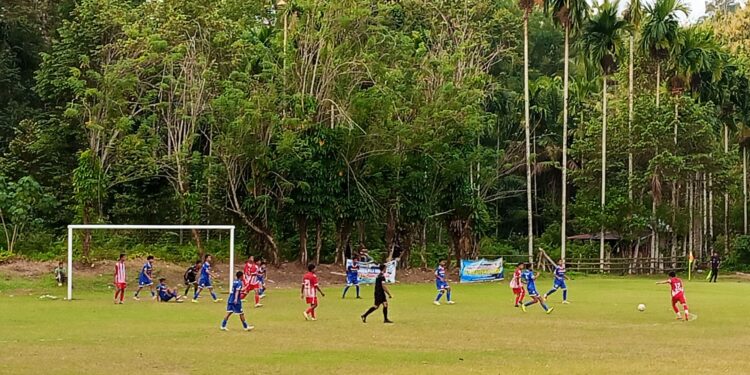 PSP Padang saat hendak menyodokan tendangan ke gawang PS Dharmasraya. Selasa, (5/8) [foto : sci/yrp]