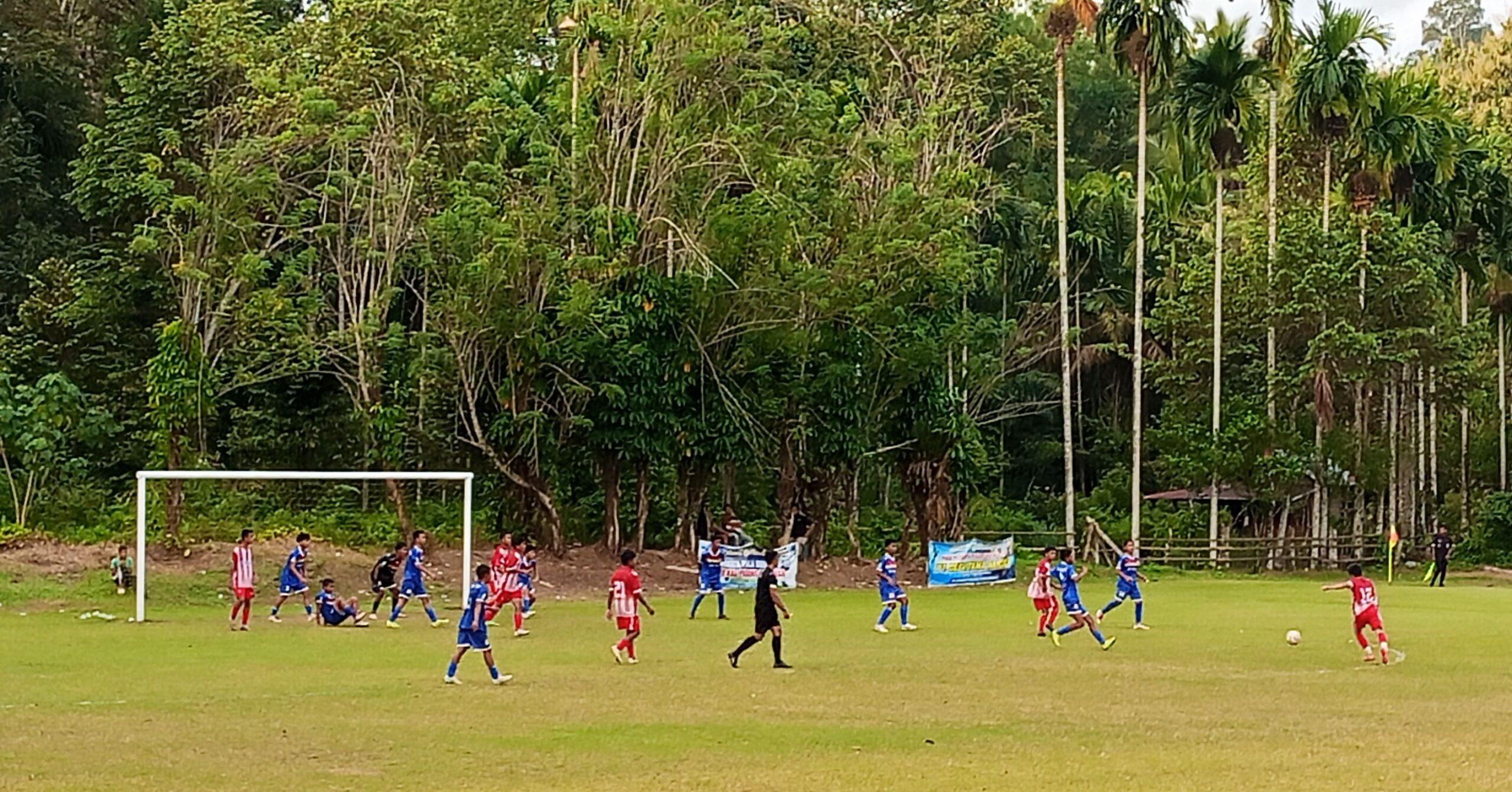 PSP Padang saat hendak menyodokan tendangan ke gawang PS Dharmasraya. Selasa, (5/8) [foto : sci/yrp]