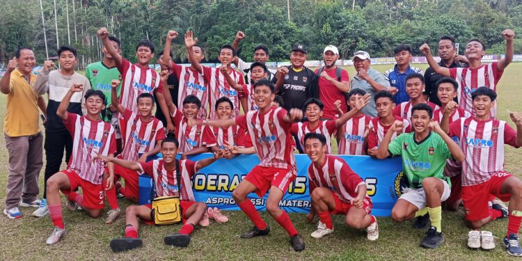 Tim PSP Padang bersama pelatih, manager dan official.[foto : Sci/yrp]
