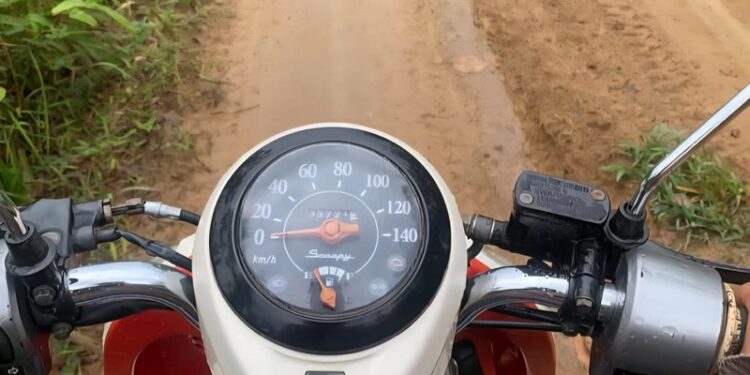 80 Tahun Merdeka, Warga Nagari Sungai Rumbai Masih Lalui Jalan Tanah Licin demi Sekolah