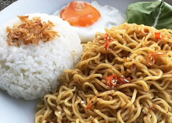 Hobi Makan Mi Campur Nasi? Awas! ini Bahaya Jangka Panjangnya