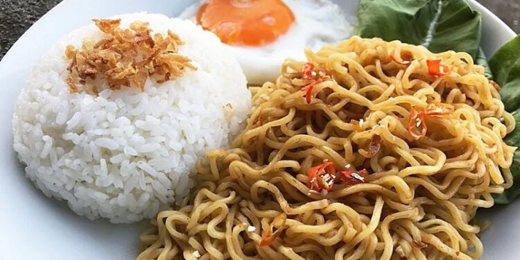 Hobi Makan Mi Campur Nasi? Awas! ini Bahaya Jangka Panjangnya