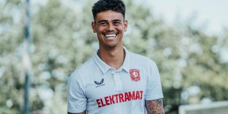 Crystal Palace Dikabarkan Siap Gaet Mees Hilgers dari FC Twente