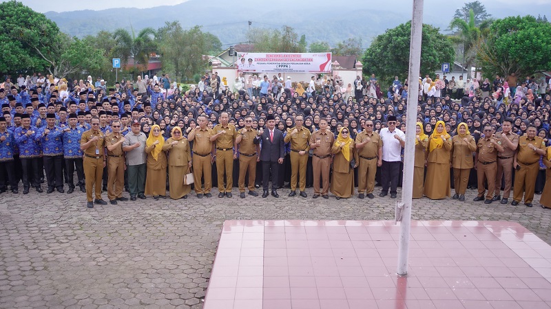 Bupati Solok Jon Pandu melantik sebanyak 626 Pegawai Pemerintah dengan Perjanjian Kerja (PPPK), Senin (16/6/2025) (Foto: Ist)